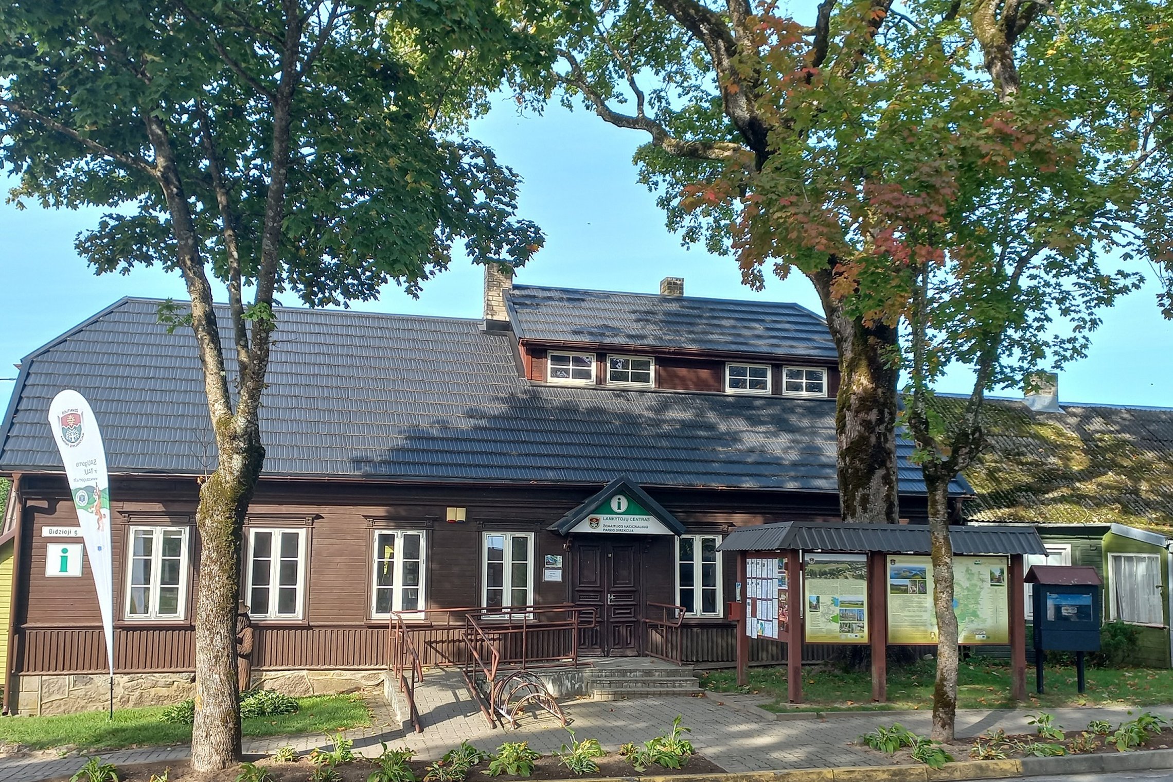 Medinis Platelių lankytojų centro pastatas