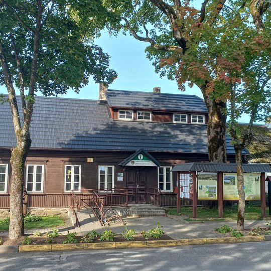 Medinis Platelių lankytojų centro pastatas