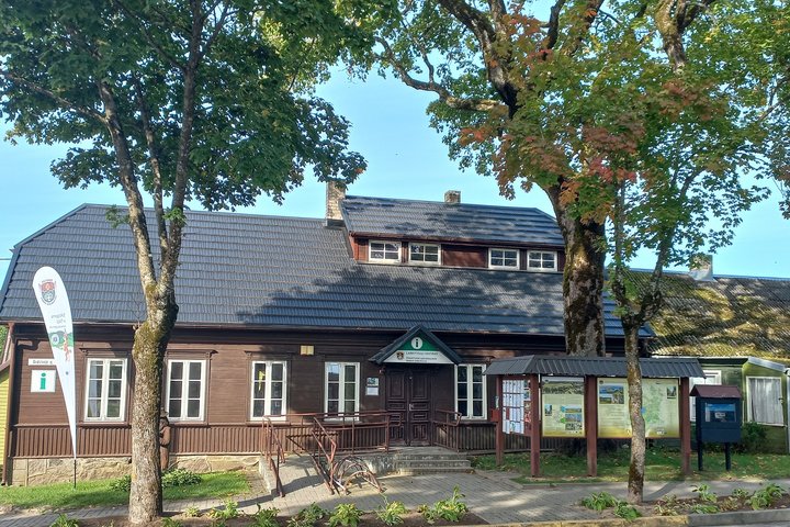 Medinis Platelių lankytojų centro pastatas