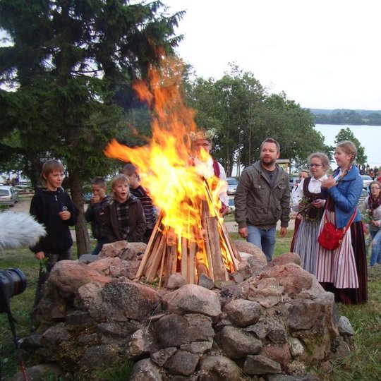 Žmonių būrys prie Joninių laužo