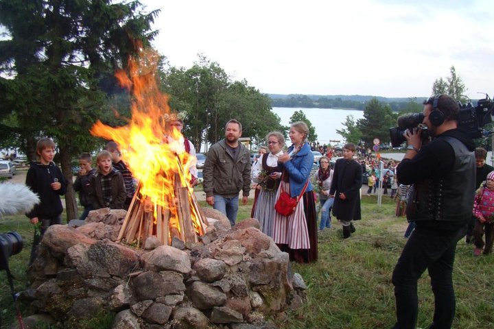 Žmonių būrys prie Joninių laužo