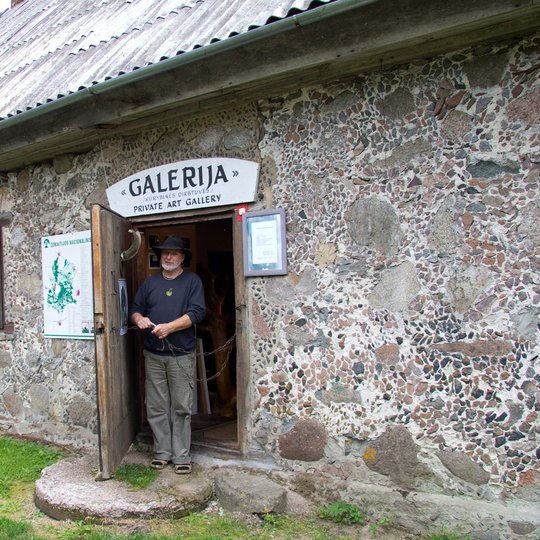 L.Cerniauskas prie savo meno galerijos. K. Stalnionytes n.JPG