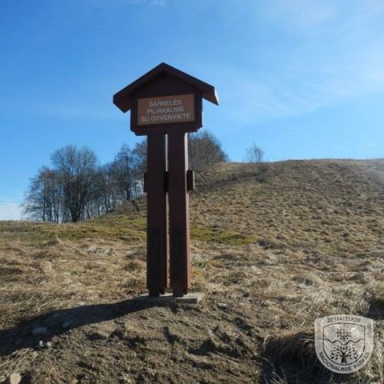 sarneles-piliakalnis-su-gyvenviete.jpg