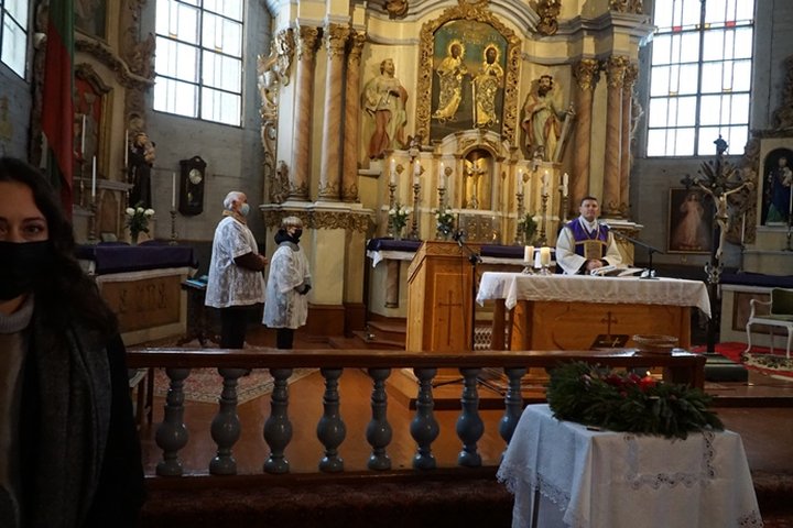 Advento vainiką nupynė ir uždegė pirmą žvakę Evelina, A.Kuprelytės n..JPG
