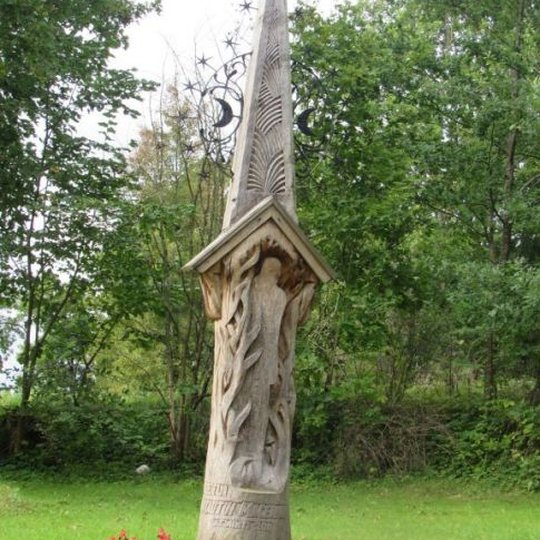 Memorialinis-zenklas-koplytstulpis-poeto-V.-Macernio-90-meciui-A.-Brazdeikytes-n..jpg