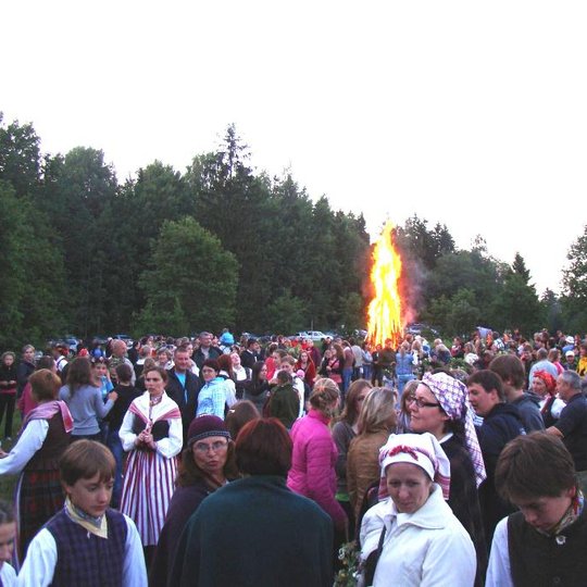 Joninių dalyviai prie laužo
