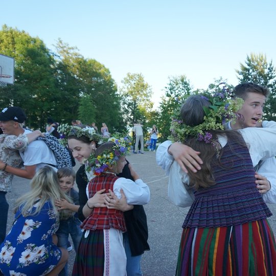 Joninių dalyviai šoka