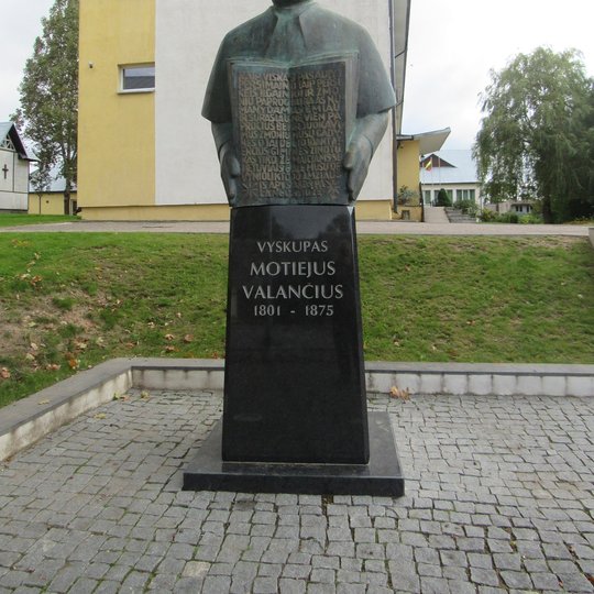 Paminklas vysk. M.Valanciui Zem. Kalvarijoje. A. Brazdeikytes n.JPG