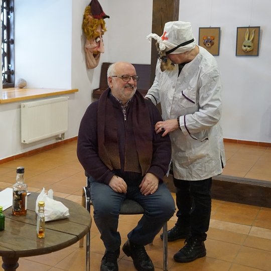 Užgavėnių personažas - Daktaras - gydo