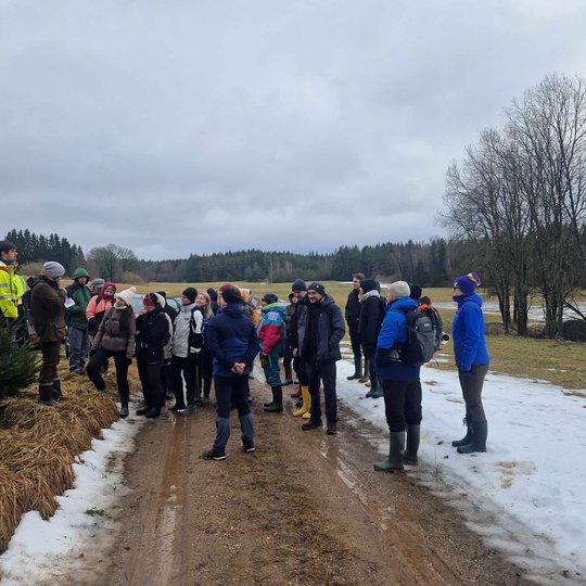 Žygeiviai klauso maršruto pristatymo
