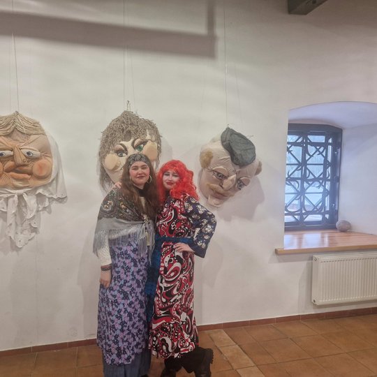 Dvi merginos Užgavėnių persirengėlės