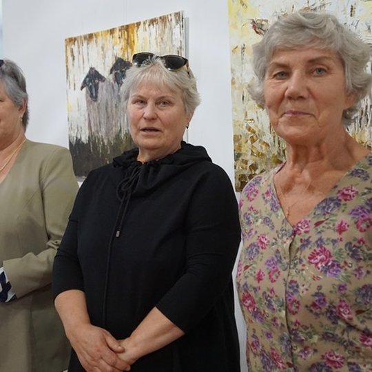 Parodos autorę sveikina draugės
