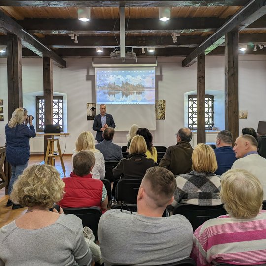 Renginio dalyviai klausosi pranešimo