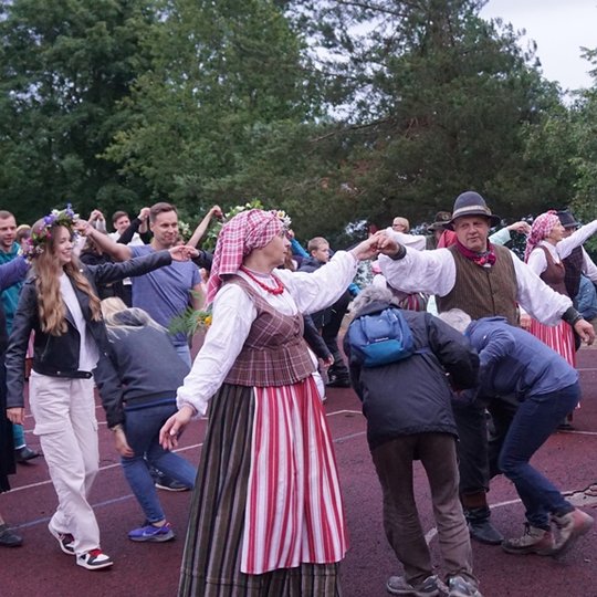 Joninių šventės dalyviai šoka