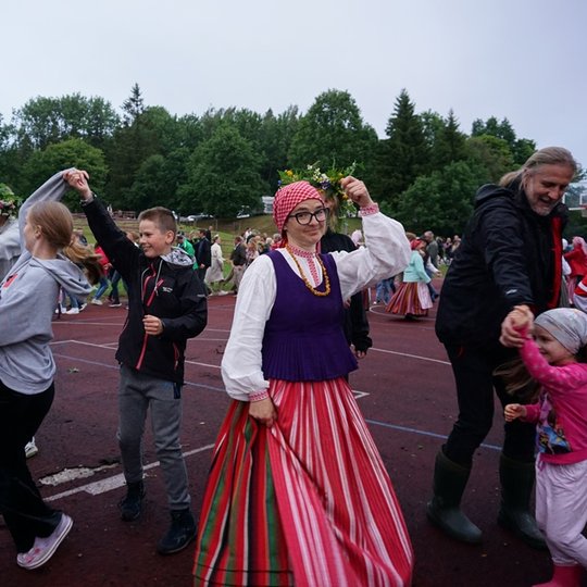 Joninių šventės dalyviai šoka