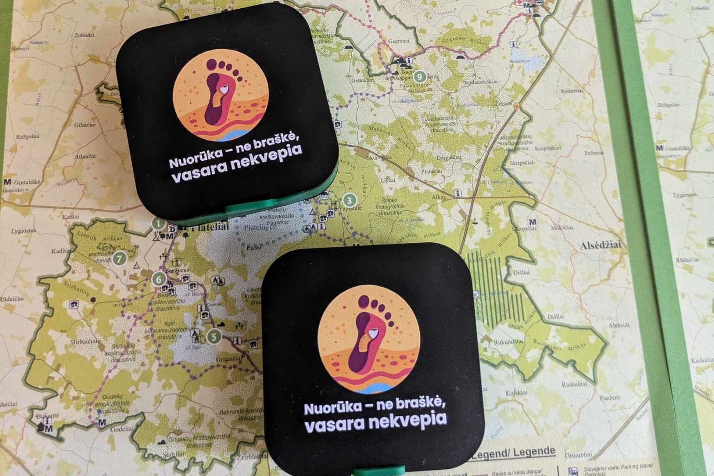 Kišeninės tabakinės su užrašu "Nuorūka - ne braškė, vasara nekvepia