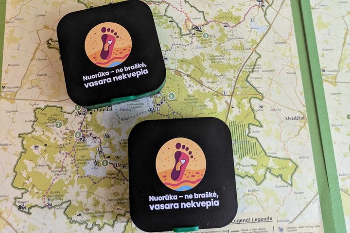 Kišeninės tabakinės su užrašu "Nuorūka - ne braškė, vasara nekvepia