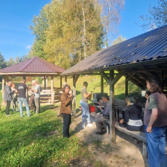 Žmonės bendrauja stovyklavietėje