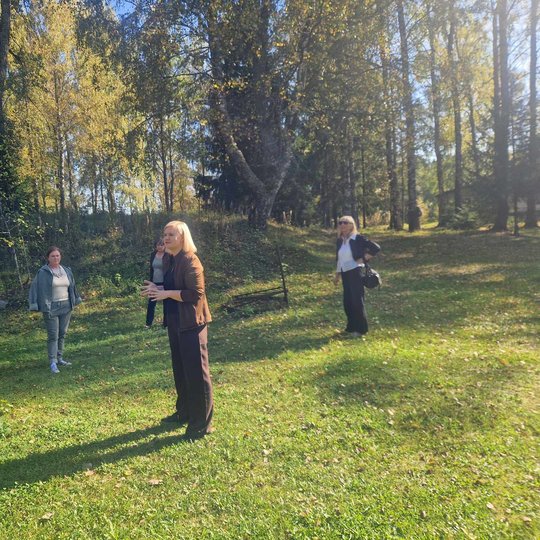 Moteris veda ekskursiją