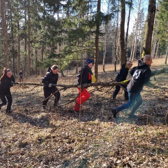 Moterys, talka, gamtoje