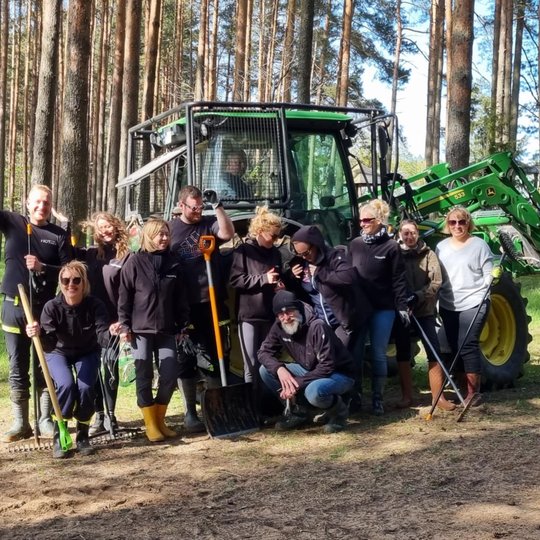 grupė žmonių pozuoja nuotraukai