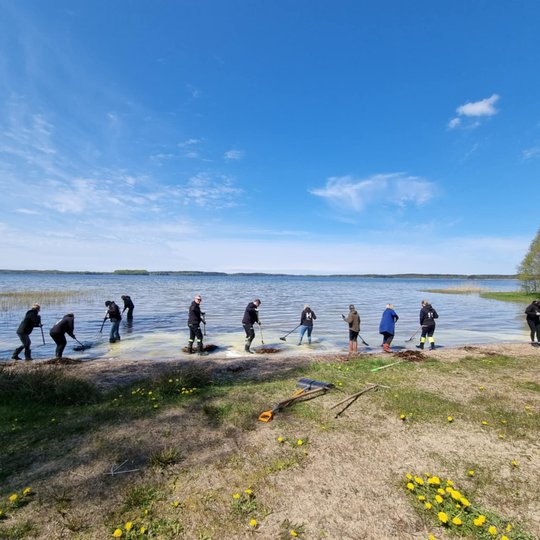 dirba grupė žmonių